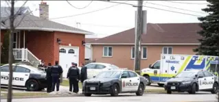  ?? CATHIE COWARD, THE HAMILTON SPECTATOR ?? Police and emergency vehicles at 134 Highland Rd. W. in Stoney Creek.