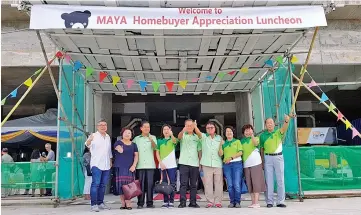  ??  ?? Ben (left), Kong (third left), Ng (centre), Wong (fourth right), Chin (right) and their family members at the MAYA@Likas Homebuyer Appreciati­on Luncheon yesterday.