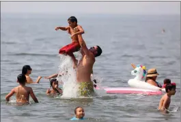  ?? PHOTO: ARIC CRABB — BAY AREA NEWS GROUP FILE ?? People enjoy the shoreline of Crown Memorial State Beach in Alameda.