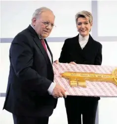  ??  ?? Schneider-ammann überreicht einen Schlüssel aus Lebkuchen.