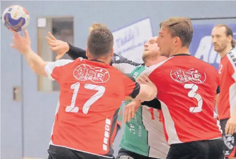 ??  ?? Mit Markus Witkowski (Mitte) im Rückraum bekam das Spiel der Unitas-Handballer wieder mehr Struktur.