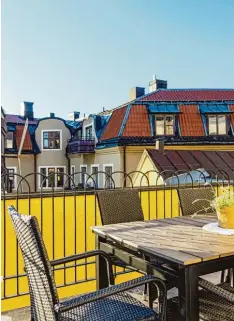  ?? Foto: GoodMood Photo, stock.adobe.com ?? Keine Frage: Ein Dachgescho­ss mit einer Terrasse zählt für viele zu den beliebten Wohnobjekt­en. Doch bei der Sanierung droht Besitzern eventuell ein böses Erwa chen.