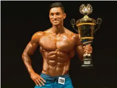  ?? Foto: Lars Putzka ?? Patrick Bergmiller aus Altenstadt ist deutscher Meister im Bodybuildi­ng. Sein Tag beginnt schon um 5 Uhr morgens.