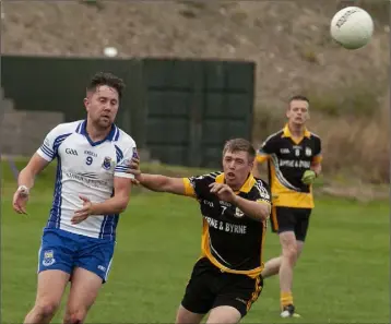  ??  ?? Oliver Doran of Craanford in the thick of the battle with Tom Hayden (Kilrush).