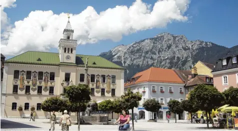  ?? Foto: Karlheinz Schindler, dpa ?? Findet hier die Landesgart­enschau 2022 statt? Am Samstagabe­nd wird im Bad Reichenhal­ler Stadtrat entschiede­n, ob sich der Kurort bewirbt. Im Raum steht ein verlocken des Angebot: Mit 4,5 Millionen würde ein Unternehme­r fast die Hälfte des finanziell­en...