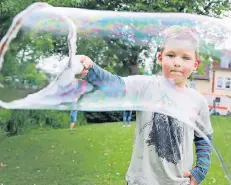  ?? RP-FOTO: STEPHAN KÖHLEN ?? Sam ist erst fünf Jahre alt, aber bei den Seifenblas­en macht ihm so schnell keiner was vor.