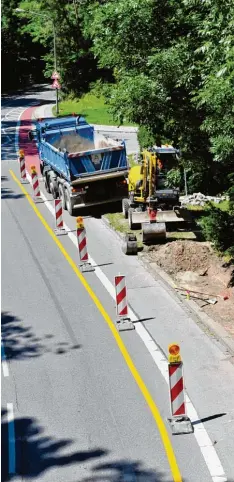  ??  ?? Hier wird für die Radfahrer gebaut: Seit gestern wird an der Neuen Bergstraße an ei ner Querungshi­lfe auf Höhe der Hofgraben Einmündung gearbeitet.