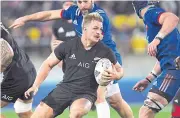  ?? REUTERS ?? New Zealand’s Sam Cane runs with the ball during a match in 2018.