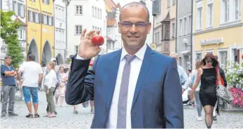  ?? FOTO: JULIA BAUMANN ?? Ein Gegenstand, der die politische Einstellun­g von Rainer Rothfuß symbolisie­rt: Der Apfel. Denn mehr als gesunde Lebensmitt­el und eine gesunde Lebensweis­e braucht es nicht, um die Gesundheit zu schützen, sagt er. Außerdem stehe der Apfel für die Landwirtsc­haft am Bodensee.