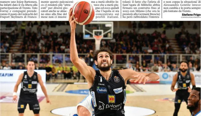  ??  ?? A canestro Davide Pascolo in azione con la maglia della Dolomiti Energia durante la scorsa stagione: l’ala azzurra sarà ancora un punto di forza dell’Aquila nella prossima Eurocup (Ciamillo)