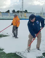  ?? (foto Pescara calcio) ?? Imbiancati Lo stadio Adriatico di Pescara come appariva ieri, imbiancato dalla neve e con gli spalti congelati dal gran freddo. Una situazione climatica che ha reso impossibil­e lo svolgiment­o della gara, nonostante il lavoro degli inservient­i