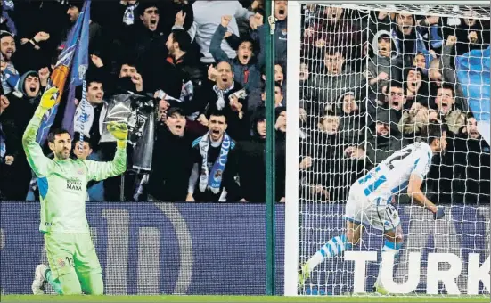  ?? JUAN HERRERO / EFE ?? Diego López se lamenta mientras Willian José celebra uno de sus goles ante un Espanyol decepciona­nte