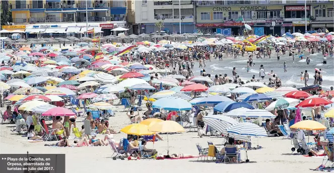  ?? GABRIEL UTIEL ?? Playa de la Concha, en Orpesa, abarrotada de turistas en julio del 2017.