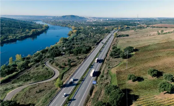  ?? ?? AUTOPISTA BEIRA INTERIOR (PORTUGAL).
Los C-ITS permiten al operador de la infraestru­ctura transmitir en tiempo real informació­n relacionad­a con la seguridad.