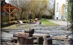  ?? Foto: Stephanie Millonig ?? Sollte man die Spielfläch­e am Kindergart­en als Spielplatz nutzen? Dies war Thema in der Bürgervers­ammlung in Dettenschw­ang. Kirsch will bei der Kindergart­enleitung anfragen.