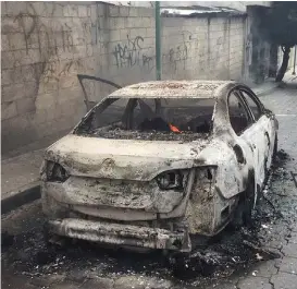  ?? ADOLFO TENAHUA ?? Los pobladores incendiaro­n el coche donde pretendía escapar.