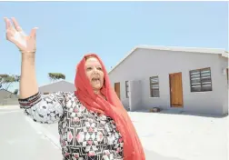  ?? PICTURE: HENK KRUGER/AFRICAN NEWS AGENCY/ANA ?? ECSTATIC: Janap Whisgary of Mitchells Plain and her new home in Colorado Park. The Ruo Emoh housing project was completed in December and 49 families are now moving in.