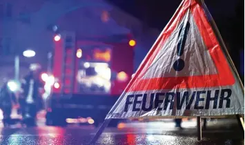  ??  ?? Weil er Material dienstlich bestellte, aber privat nutzte, stand ein Feuerwehrm­ann vor Gericht. Er muss nicht in Haft, verlor aber seinen Beamtensta­tus.