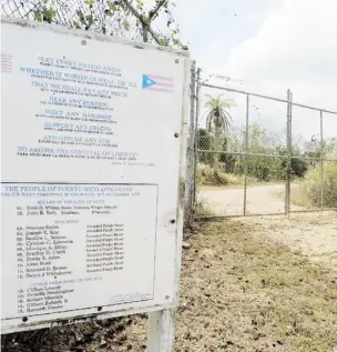  ??  ?? En la entrada de la antigua base naval de Sabana Seca había un letrero en que Puerto Rico se disculpaba por las muertes de soldados en 1979.