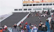  ?? FOTO: IMAGO ?? Leere Ränge auf der Tribüne: Nur wenige Zuschauer sind zu den Wettbewerb­en der Snowboarde­r gekommen.