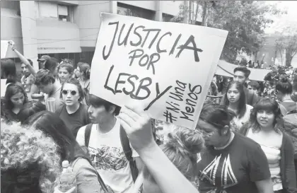  ?? Foto Carlos Ramos Mamahua ?? En diversos sectores continúan las demandas de justicia para Lesvy Berlín Osorio