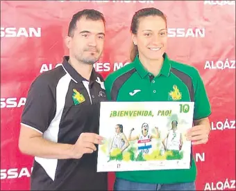  ??  ?? El coach del Al-Qáceres, Jesús Sánchez y Paola, en la presentaci­ón de la paraguaya a la prensa.