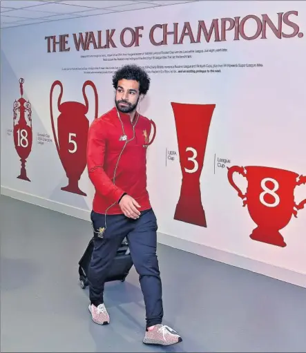  ??  ?? CON KLOPP Y SALAH AL FRENTE. Klopp ha insistido en la importanci­a de este viaje con el que quiere oxigenar a sus jugadores aprovechan­do el buen tiempo en la Costa del Sol