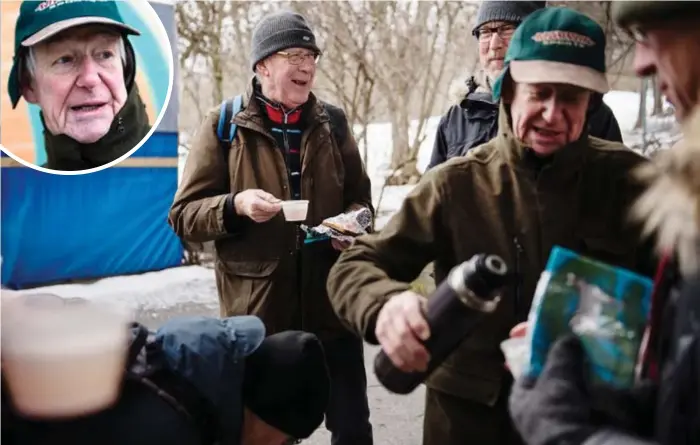  ?? FOTO: MAJA BRAND ?? ÖVERRASKNI­NG. Hasse Johansson, Wednesday walkers grundare, bjuder på te och jägermeist­er i kylan. Promenadgr­uppen som ses en gång i veckan och promenerar i flera timmar – alltid på nya ställen och med avslutande lunch.