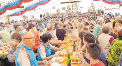  ?? FOTOS: MV WEITHART ?? Gute Unterhaltu­ng, fetzige Musik und lecker Essen – beim Rosnaer Sommerfest ist das Festzelt fast immer voll.