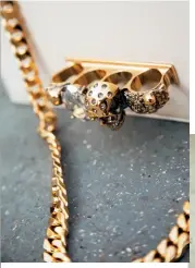  ??  ?? Embellishm­ent cincin bentuk tengkorak berhias batu kristal Swarovski khas Alexander Mcqueen.