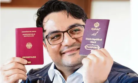  ?? Foto: Marcus Merk ?? Ali Dabestani hat zwei Pässe, einen iranischen und deutschen Reisepass.