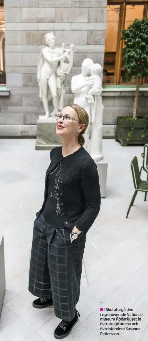  ??  ?? I Skulpturgå­rden i nyrenovera­de Nationalmu­seum flödar ljuset in över skulpturer­na och överintend­ent Susanna Pettersson.