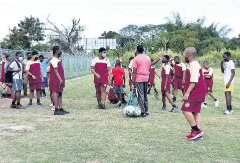  ?? ?? Male students and their teacher at Herbert Morrison Technical High School during a physical education class.