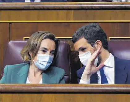  ??  ?? Pablo Casado y la portavoz del PP en el Congreso, Cuca Gamarra, el miércoles, en sus escaños.