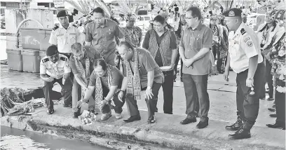  ??  ?? MINTA BEREKAT PETARA: Dr. Jerip seraya dikemataka bala bukai nganyutka piring dikena minta petara meri pengelikun sekumbang mensia mayuh pulai ke menua beserimbai enggau Gawai Dayak ti deka datai.