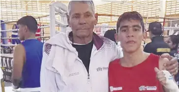  ?? FOTO: CORTESÍA ?? Julio Garay Salazar, con su entrenador en los Juegos Estatales Conade.