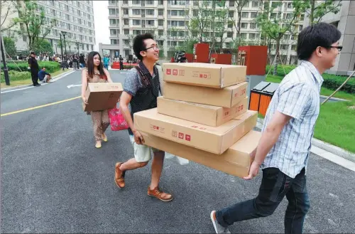  ?? WANG DINGCHANG / XINHUA ?? Young migrant workers move into new apartments in Hangzhou, Zhejiang province, as a result of the city’s policy to encourage talent from around China to start new businesses in the city.