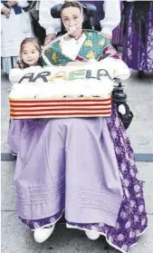  ?? Servicio especial ?? Yoli, con su hija, en la ofrenda del Pilar.