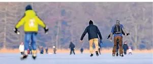  ?? FOTO: RALF HIRSCHBERG­ER/DPA-TMN ?? Schlittsch­uhläufer auf dem Heiligen See in Potsdam – das Eis muss für dieses Winterverg­nügen immer dick genug sein.