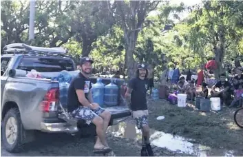  ?? PHOTO COURTOISIE ?? Les Québécois Marc et Manuel Bonds passent leurs journées à livrer des denrées et de l’eau potable aux sinistrés du Nicaragua, ravagé par le passage de deux ouragans.