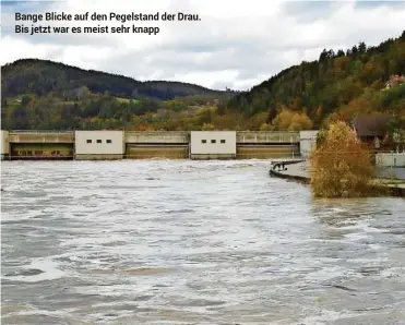  ??  ?? Bange Blicke auf den Pegelstand der Drau. Bis jetzt war es meist sehr knapp