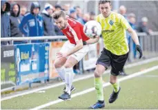  ?? FOTO: ROLF SCHULTES ?? Knappes Ding in der Landesliga: Der VfB Friedrichs­hafen (rechts Nicolai Weissenbac­her) steigt wegen des besseren Torverhält­nisses gegenüber dem FC Albstadt in die Verbandsli­ga auf.