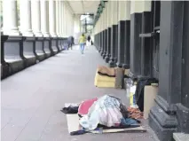  ??  ?? Ayer, en al antiguo ferrocarri­l de la capital, una persona en situación de calle buscaba “bloquear” el frío.