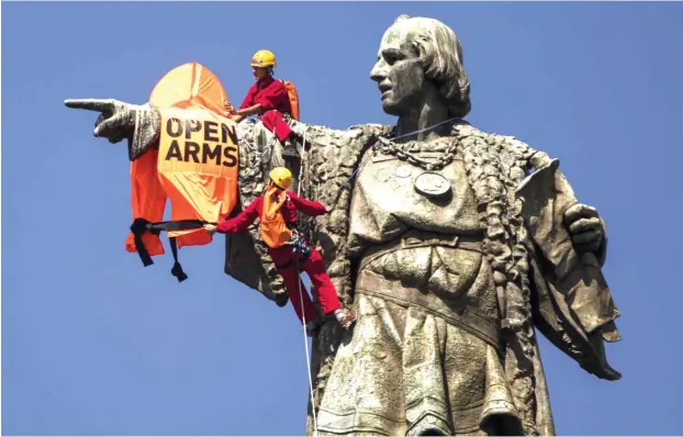  ?? Foto: dpa/Emilio Morenatti ?? Zur Ankunft der Geflüchtet­en der »Open Arms« am 5. Juli in Barcelona trug Seefahrer Christophe­r Kolumbus orange. Die Farbe steht symbolisch für die Seenotrett­ung.