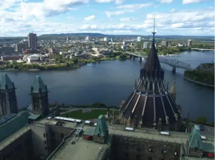  ?? JOSEPHINE MATYAS PHOTOS ?? The view from the observatio­n deck of the Peace Tower takes in Hull, Gatineau Park and the Museum of Civilizati­on.