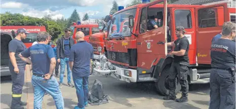  ?? FOTO: FW ?? Die fast komplett anwesenden Kameraden der Feuerwehr Birresborn nehmen ihr neues Fahrzeug in Augenschei­n und lassen sich die Funktionen erklären.