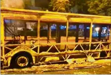  ?? Écran BFMTV) ?? A Nanterre, un bus a complèteme­nt été détruit.(Capture