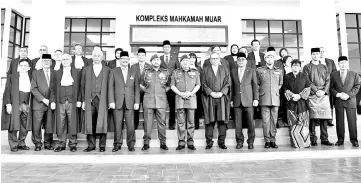  ??  ?? Sultan of Johor Sultan Ibrahim Sultan Iskandar (centre), at the opening ceremony of the Muar Courts Complex. - Bernama photo