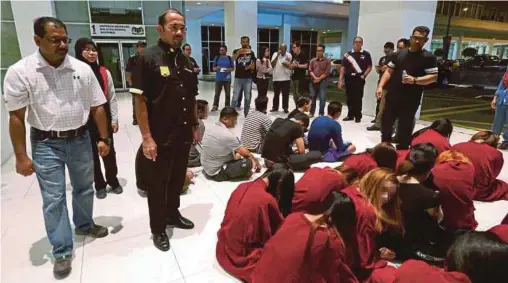  ?? PIC BY HAIRUL ANUAR RAHIM ?? Immigratio­n director-general Datuk Seri Mustafar Ali (second from left) and Johor state director Datuk Rohaizi Bahari (left) with detainees in ‘Ops Gegar’ at the KDN Complex in Johor Baru on Saturday.