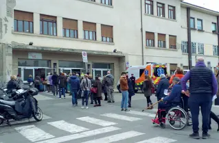  ??  ?? La fila di persone fuori dal padiglione San Luca in attesa della misurazion­e delle temperatur­e